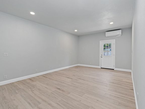 5th image of 1450 Rosewood Ln APT A
