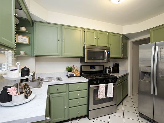 3rd image of 1540 Franklin Ave #6C
