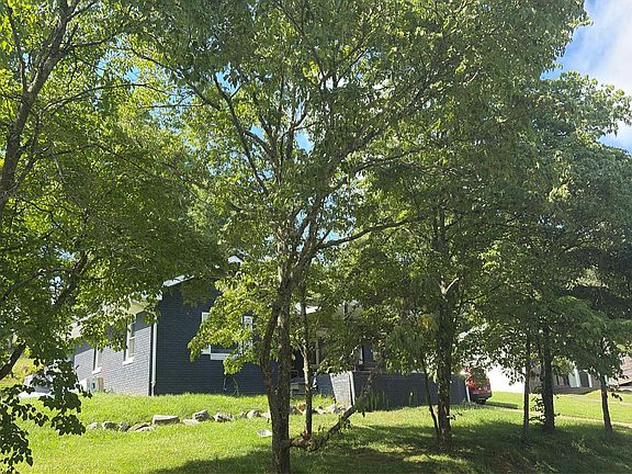 3rd image of 1230 Woodlawn Dr