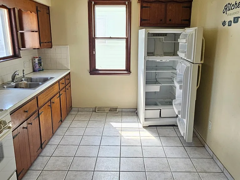 398 Oakdale Dr — Photo 2