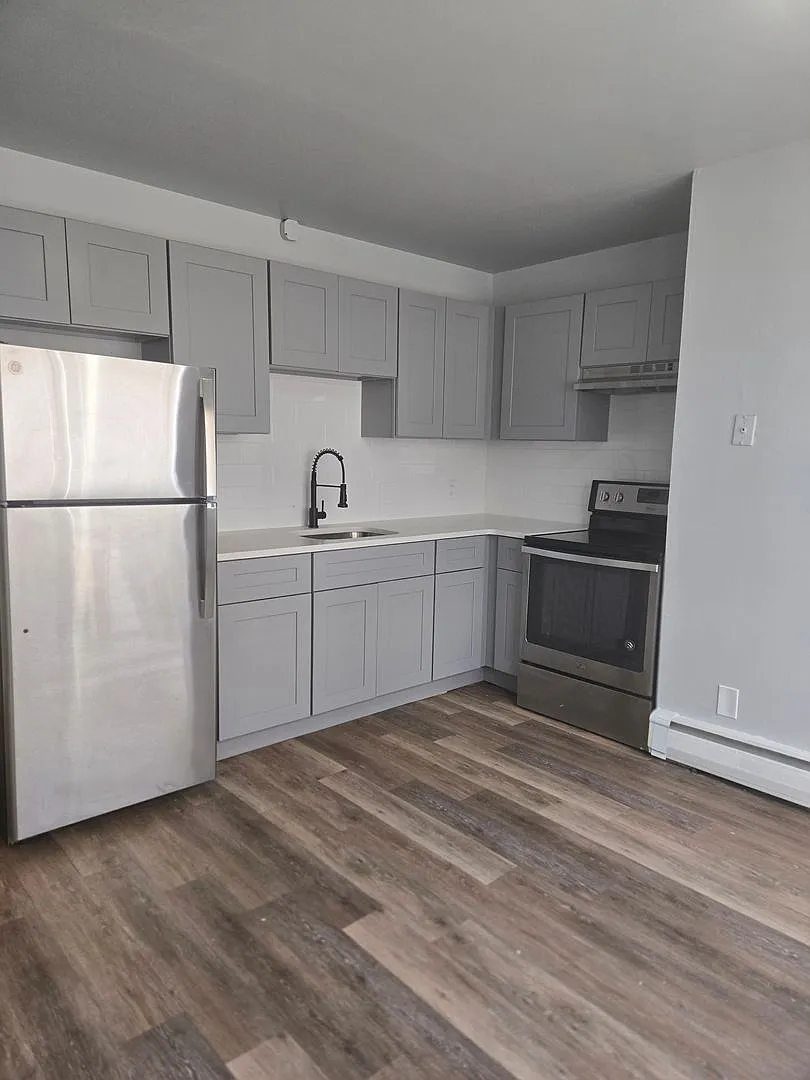 2 bedrooms, 1 bathroom, 1st floor — Photo 1