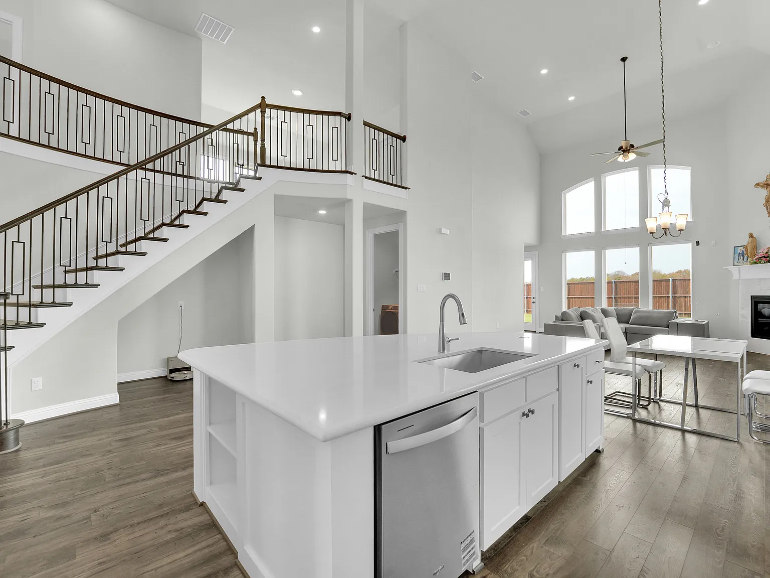 6 bed, 3701 sqft, $3,900 — Photo 3