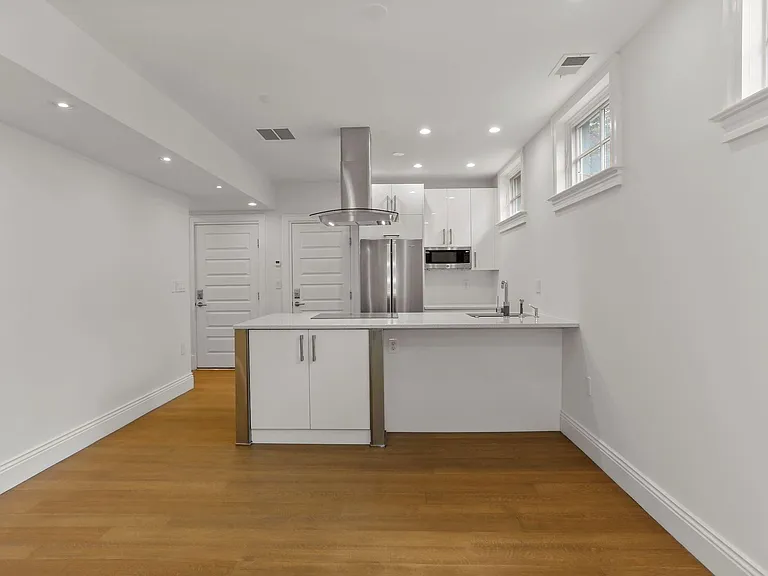 913 N Ivy St — Photo 2