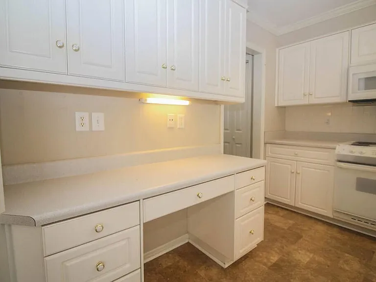 246 Farmington Dr W — Photo 18