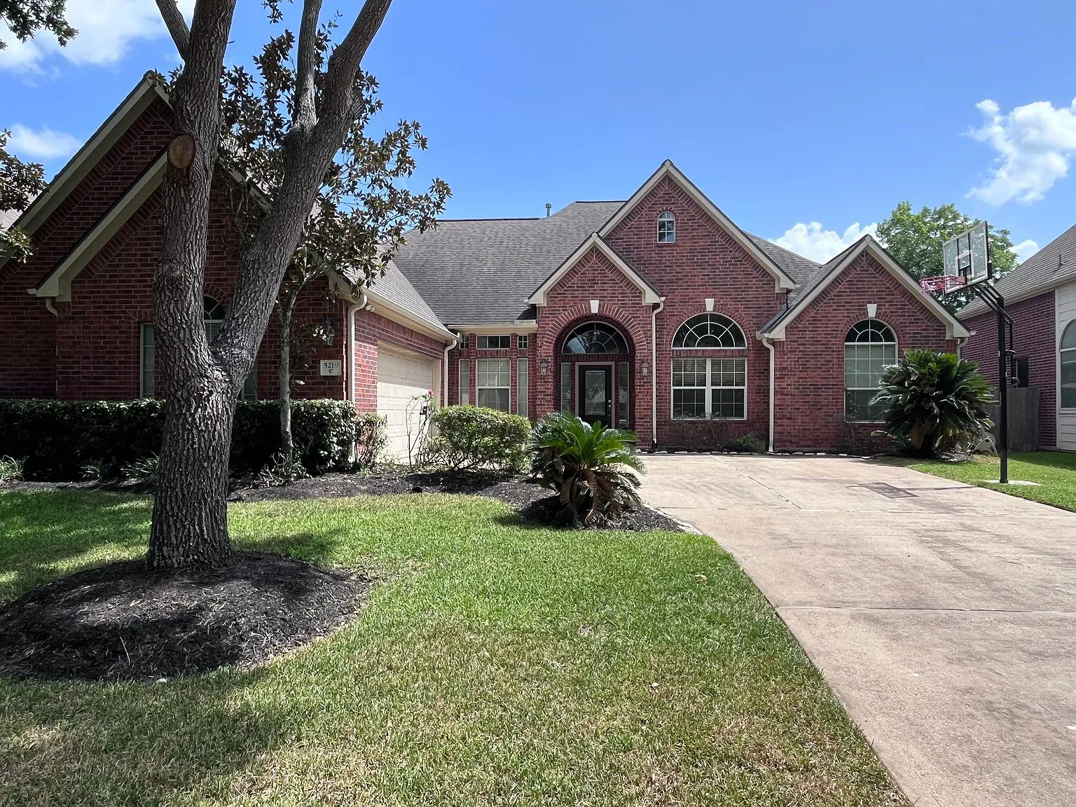 4 bed, 3.0 bath, 2830 sqft, $2,825 — Photo 2