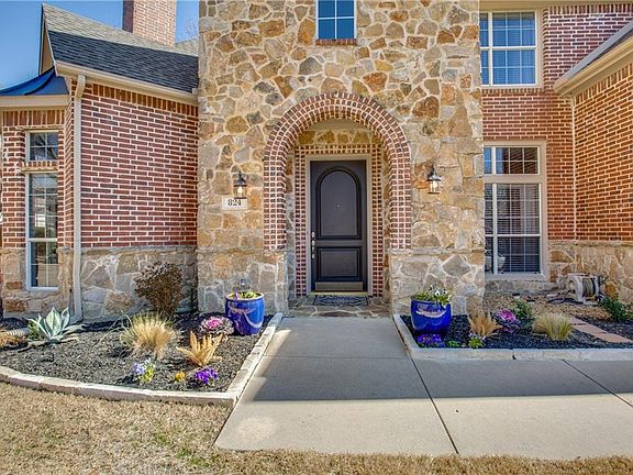 3rd image of 824 Glen Garry Dr