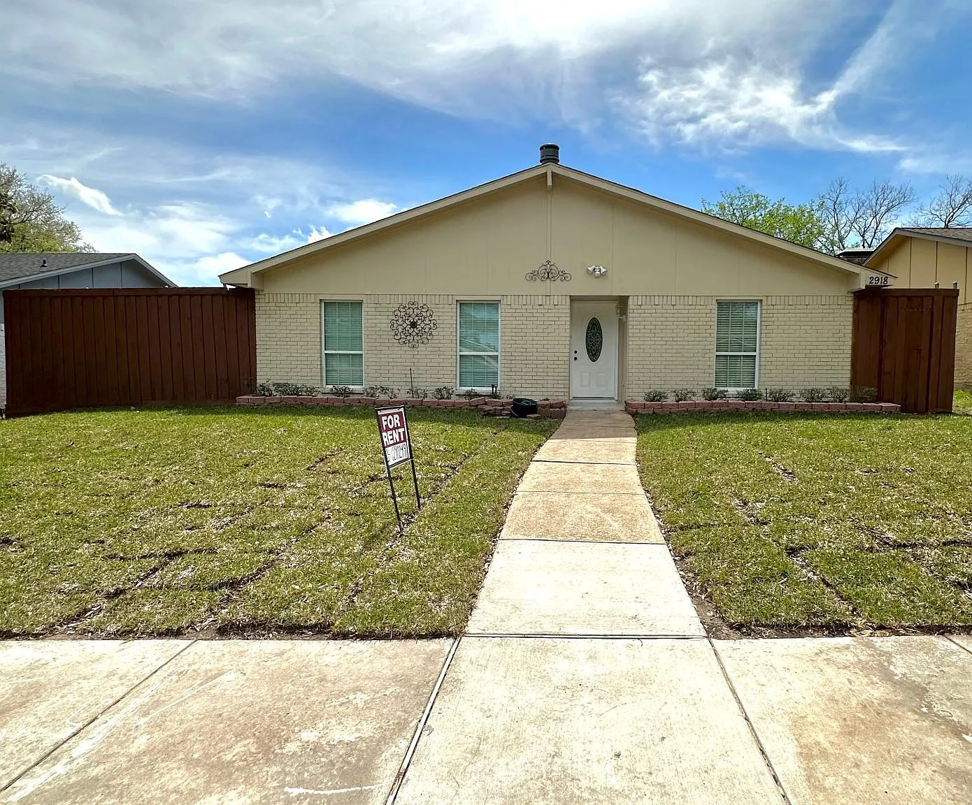 2918 Emberwood Dr — Photo 1