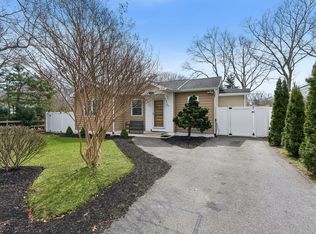 24 Woodridge Rd, Hampton Bays, NY 11946