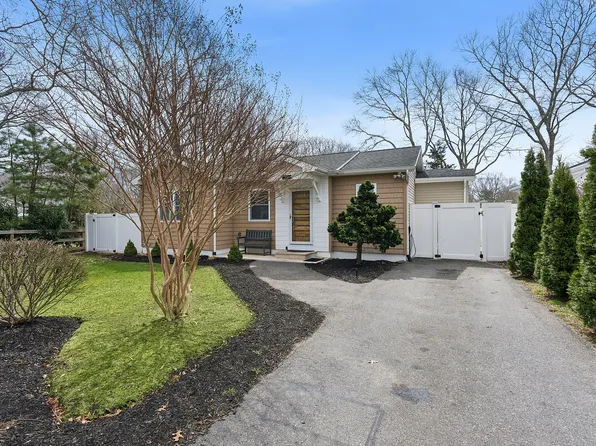 24 Woodridge Rd, Hampton Bays, NY 11946