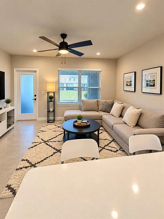 3 bed, 2.5 bath, 1207 sqft, $2,280 — Photo 3
