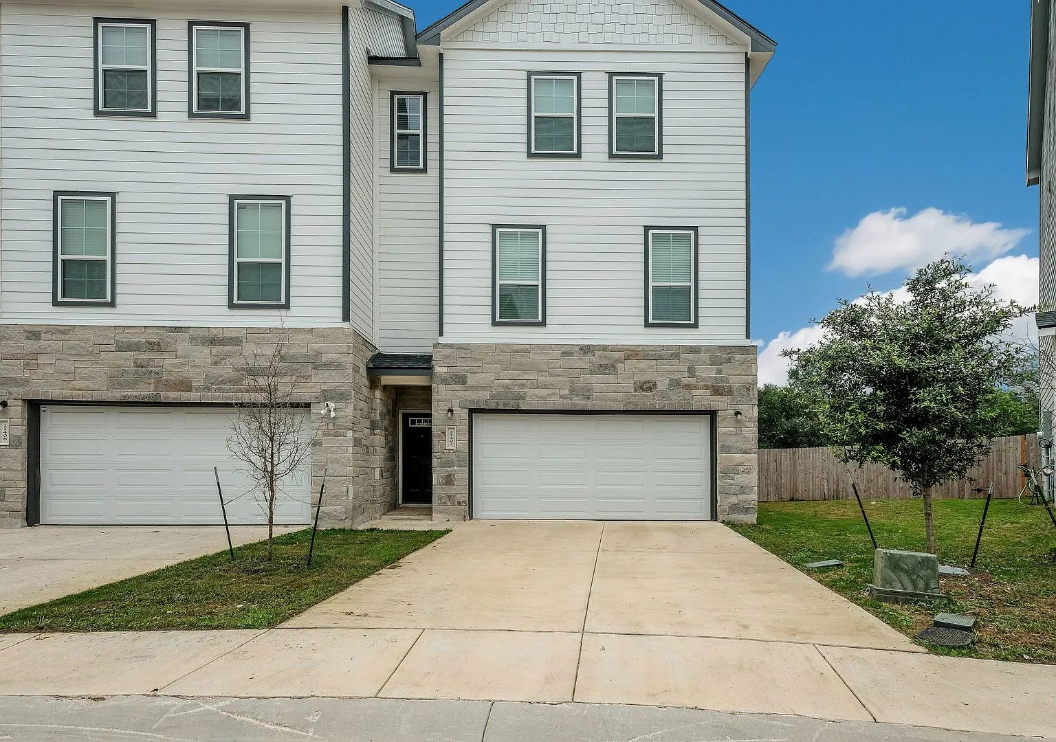 Spacious & Modern 3/3.5 in The Preserve at the Dominion — Photo 2