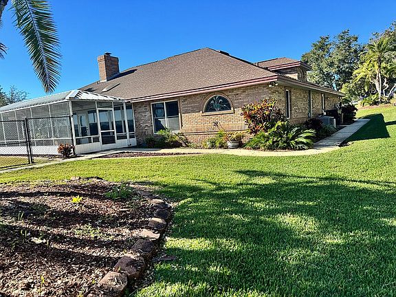 3rd image of 122 Juliana Way W