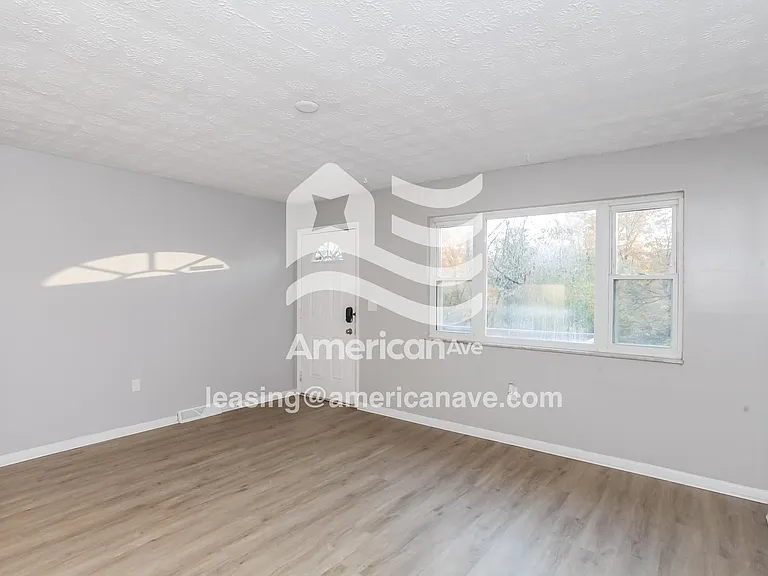 1467974_003_living_room_14120750.jpg
