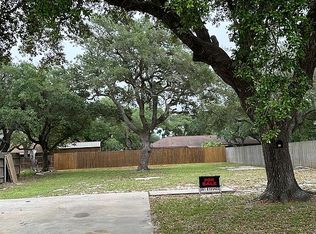 812 Warbler Ln, Rockport, TX 78382