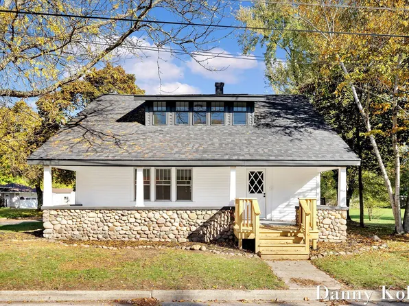 725 Lafayette St SE, Lowell, MI 49331