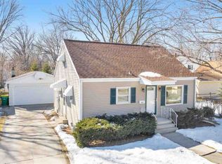 903 Hickory Hill Dr, Green Bay, WI 54304