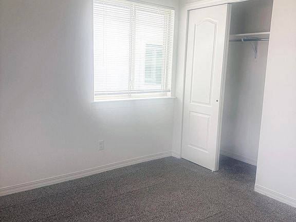 5th image of 1045 Summer Lake St