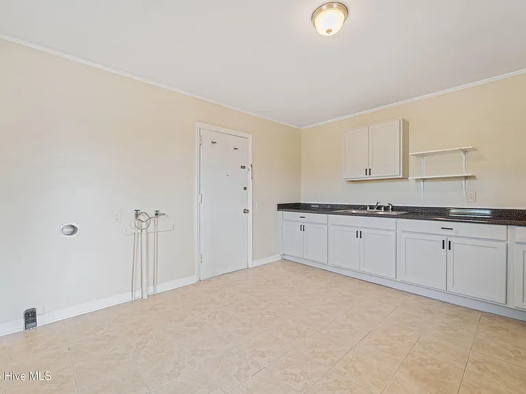 2272 Onslow Dr — Photo 5