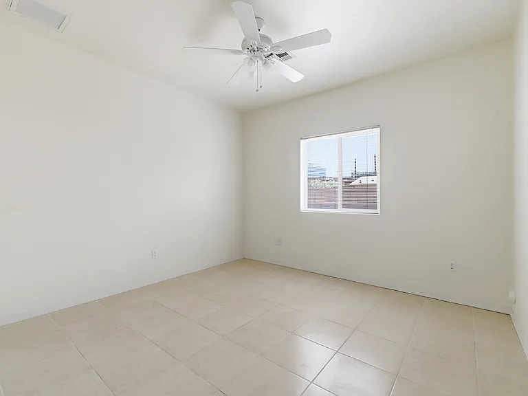512 W Brown St — Photo 9