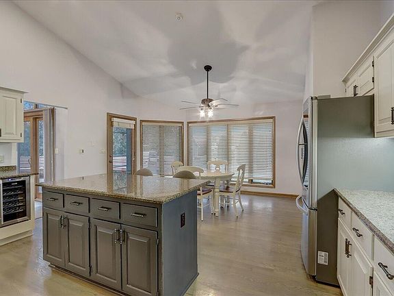 5th image of 3910 S Woodhill Ct