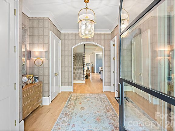 4th image of 254 Huntley Pl