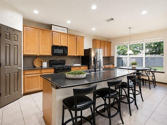 5th image of 231 Summer Creek Ln