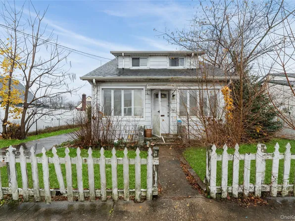 188 Woodside Ave, Freeport, NY 11520