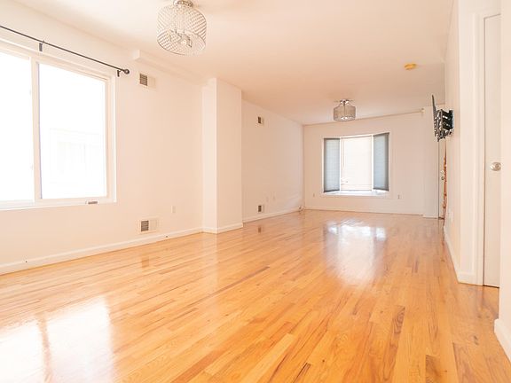 4th image of 40 Scott Ave