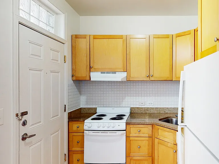 Kenwood Court — Photo 7