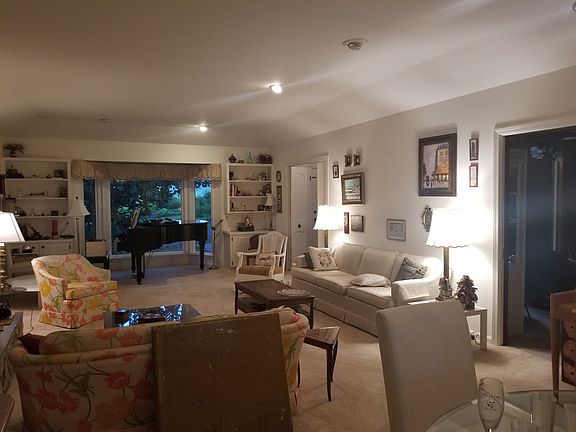 4th image of 364 E Club Dr