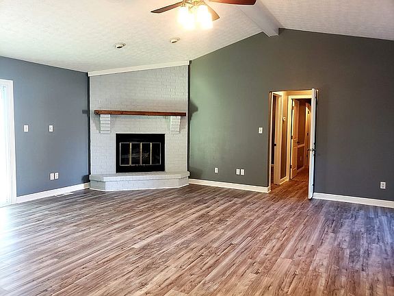 Living room/dining area