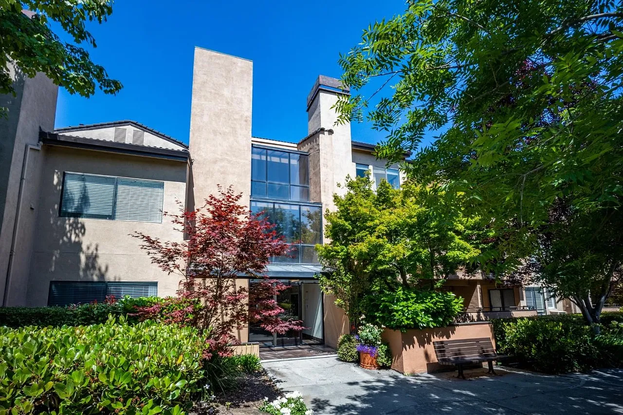 1 bed, 693 sqft, $2,476 — Photo 1