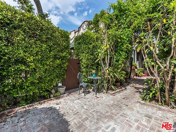 3rd image of 812 N Poinsettia Pl