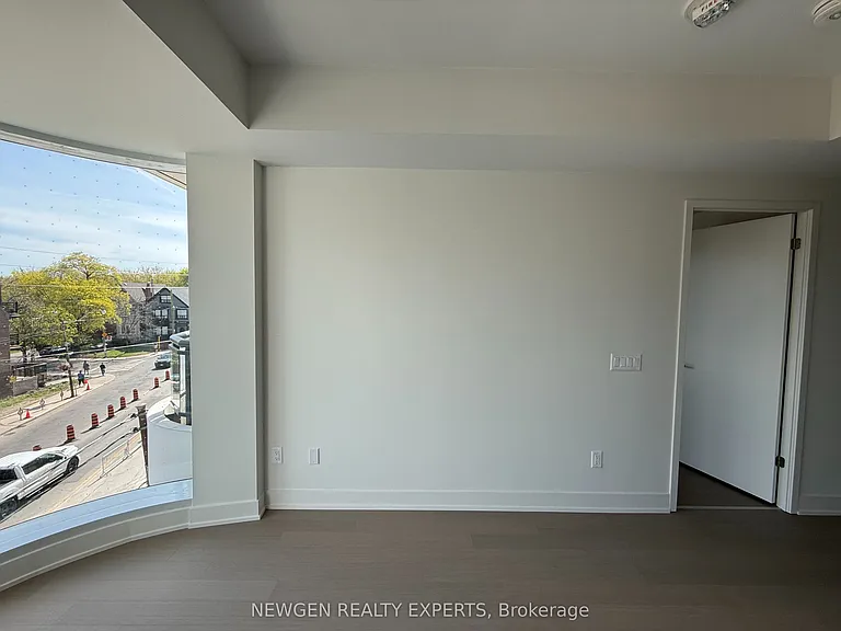 322 Dupont St #301 — Photo 8