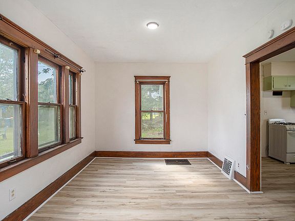 4th image of 207 Wood St N