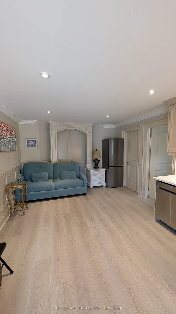 Building Photo - 424 Roehampton Ave #MAIN