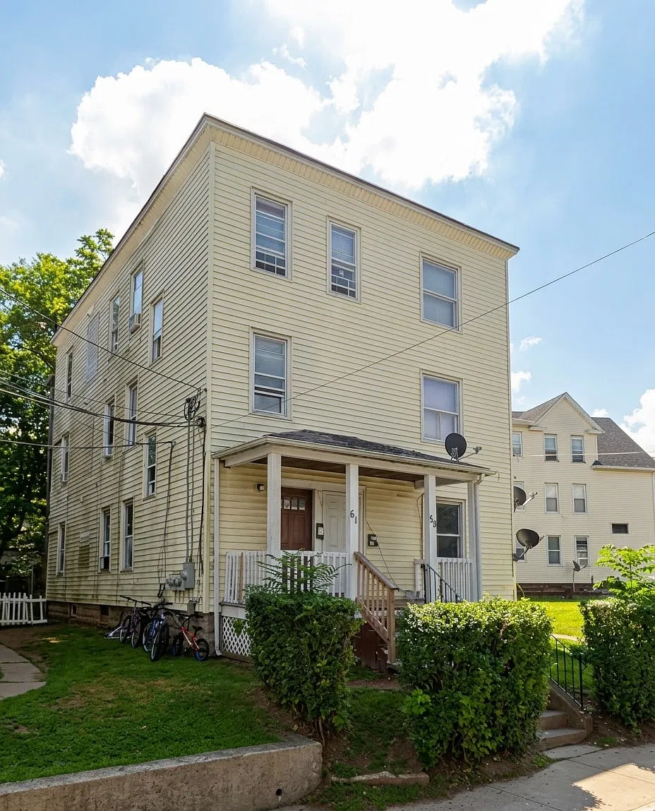 3 bed, 1000 sqft, $1,300 — Photo 1