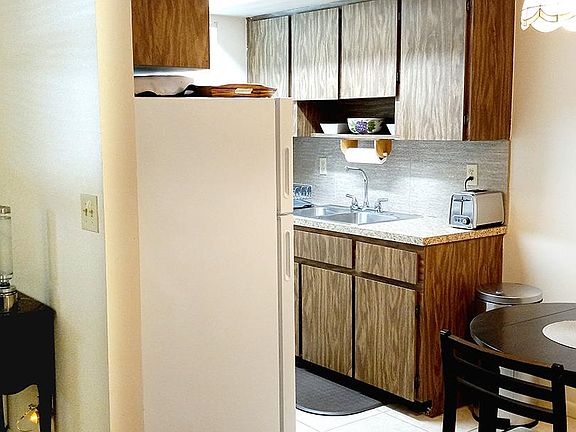 3rd image of 1008 18th Ave N APT 2