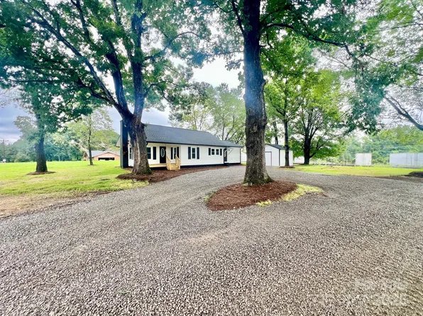 5665 State Highway 90 E, Hiddenite, NC 28636
