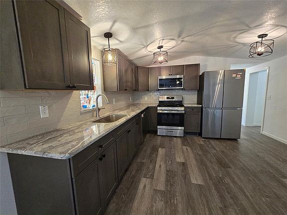 2nd image of 43541 Dixie Dr