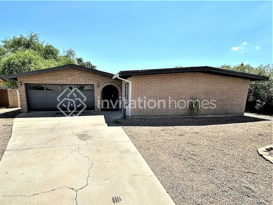 1265 E Del Rio Dr