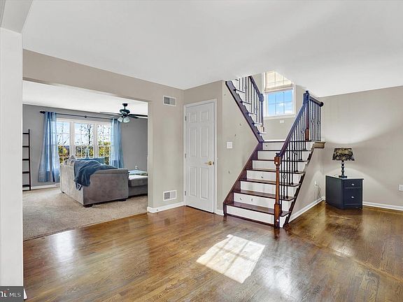 4th image of 938 Hillside Ave