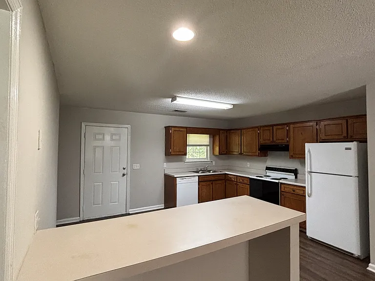 201 Maderia Ct — Photo 4