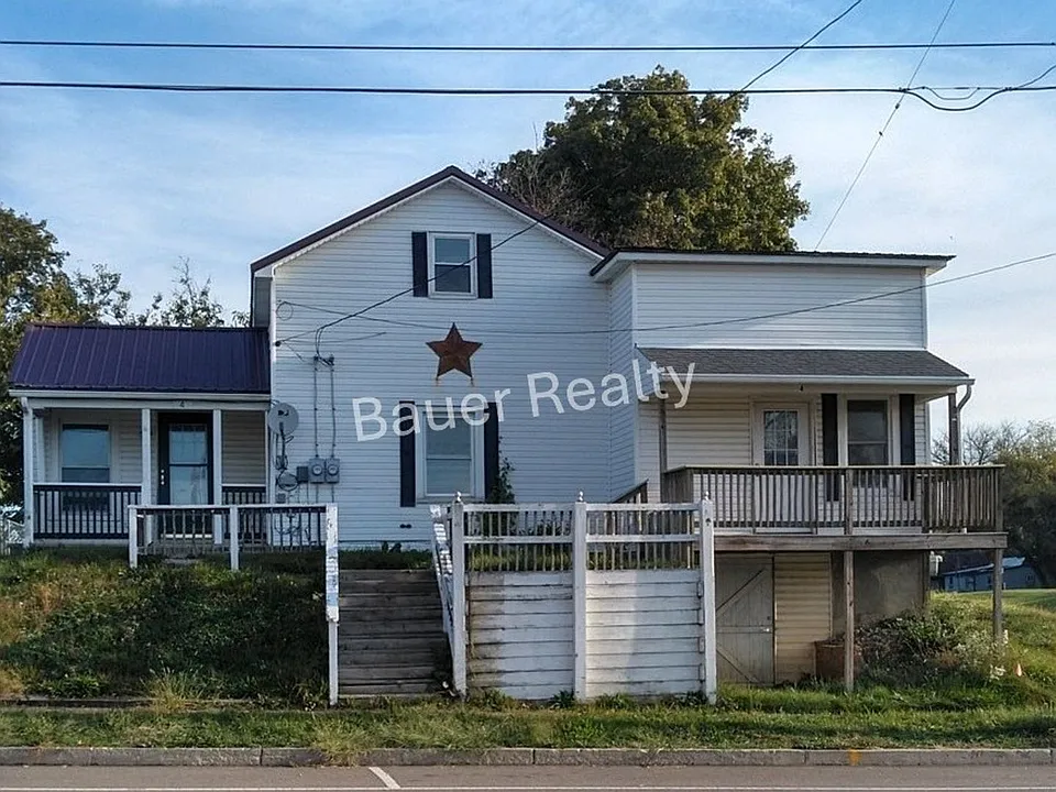 4 W Main St