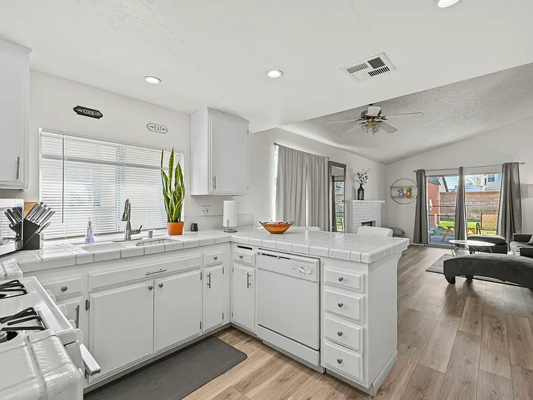 752 E Avenue J9 — Photo 25