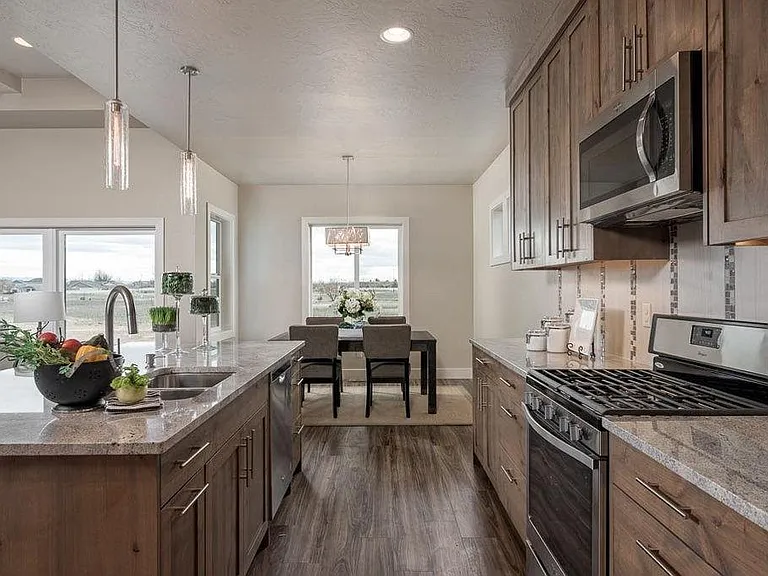 1385 Laramie Ave — Photo 4