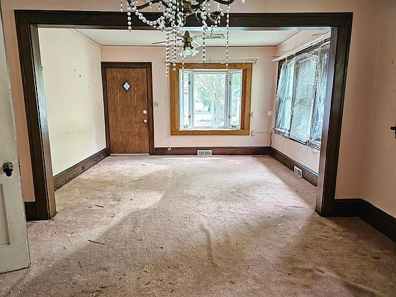 3rd image of 3904 Clinton Ave