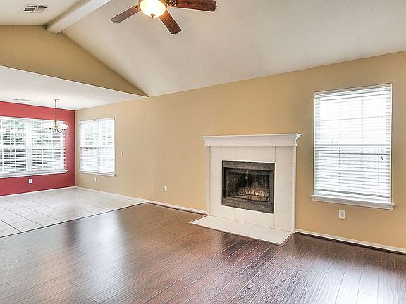 1033 Pinecrest living room