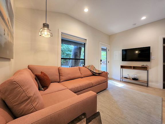 4th image of 73A Parkwood Dr