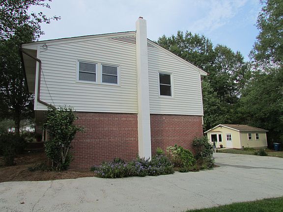 3rd image of 909 Crestline Dr